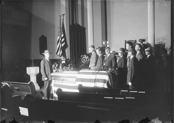 Иллюстрация к книге — Во власти черных птиц [i_005.jpg]