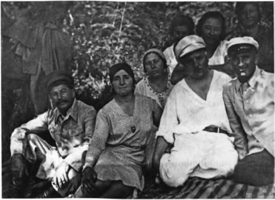 Иллюстрация к книге — О команде Сталина - годы опасной жизни в советской политике [i_003.jpg]