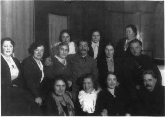 Иллюстрация к книге — О команде Сталина - годы опасной жизни в советской политике [i_009.jpg]