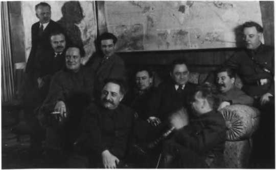 Иллюстрация к книге — О команде Сталина - годы опасной жизни в советской политике [i_012.jpg]