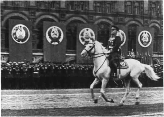 Иллюстрация к книге — О команде Сталина - годы опасной жизни в советской политике [i_023.jpg]