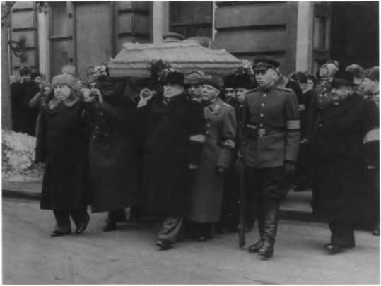 Иллюстрация к книге — О команде Сталина - годы опасной жизни в советской политике [i_028.jpg]