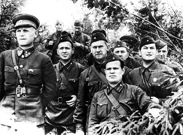 Иллюстрация к книге — Без войны и на войне [i_032.jpg]