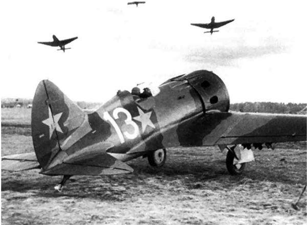 Иллюстрация к книге — Небо вторжения. Горячее лето 1941 года [i_013.jpg]