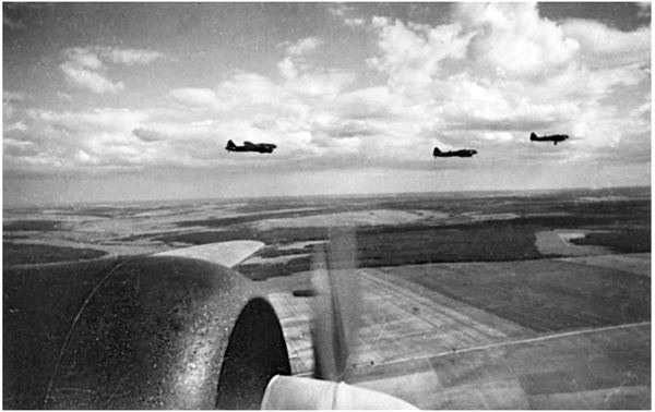 Иллюстрация к книге — Небо вторжения. Горячее лето 1941 года [i_023.jpg]