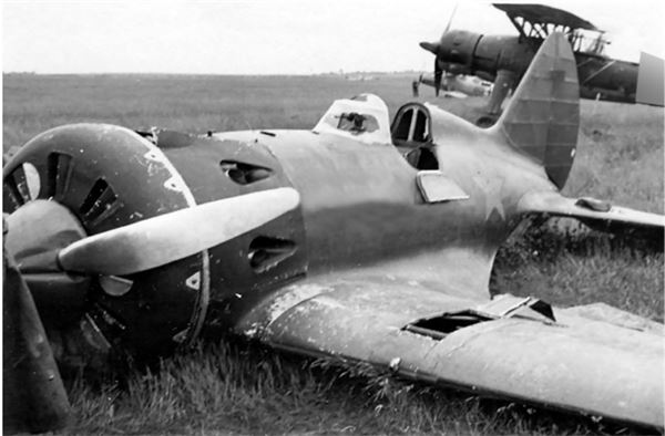 Иллюстрация к книге — Небо вторжения. Горячее лето 1941 года [i_029.jpg]