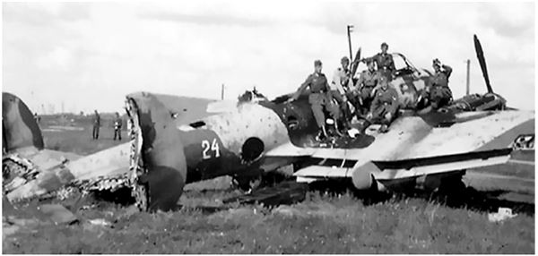 Иллюстрация к книге — Небо вторжения. Горячее лето 1941 года [i_048.jpg]