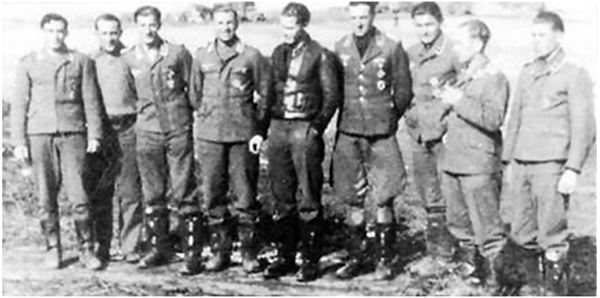 Иллюстрация к книге — Небо вторжения. Горячее лето 1941 года [i_098.jpg]