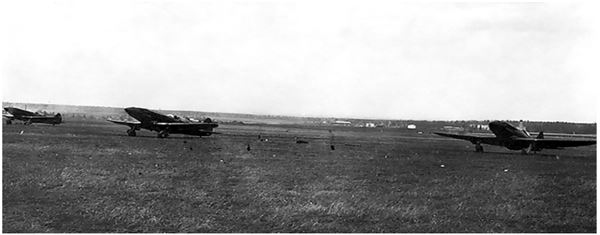 Иллюстрация к книге — Небо вторжения. Горячее лето 1941 года [i_104.jpg]