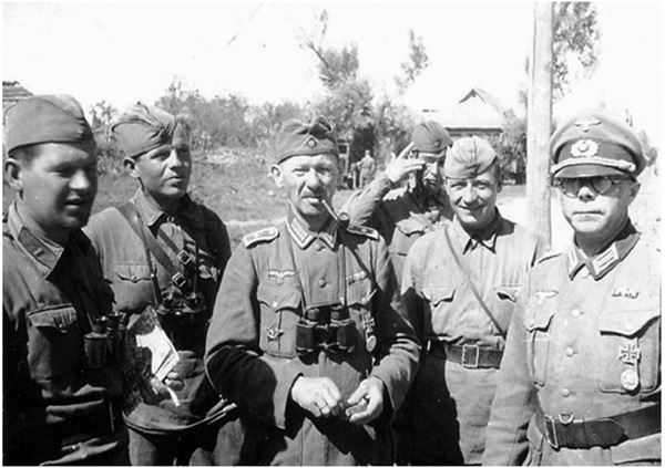 Иллюстрация к книге — Небо вторжения. Горячее лето 1941 года [i_120.jpg]