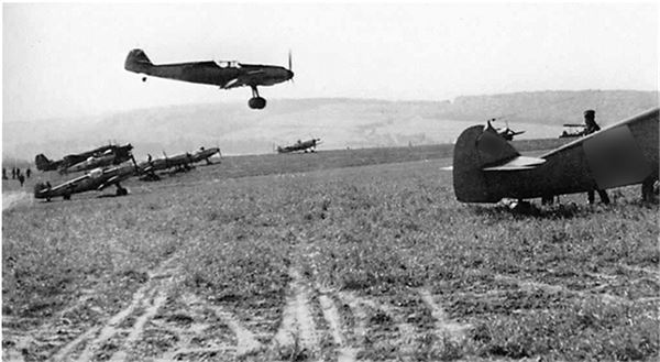 Иллюстрация к книге — Небо вторжения. Горячее лето 1941 года [i_188.jpg]