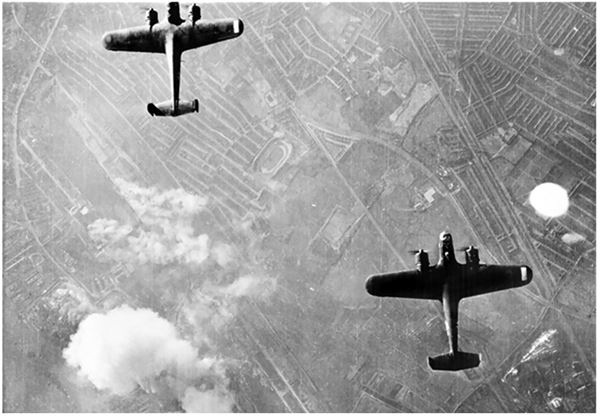 Иллюстрация к книге — Небо вторжения. Горячее лето 1941 года [i_317.jpg]