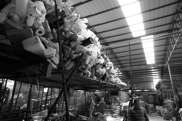 Иллюстрация к книге — Планета свалок. Путешествия по многомиллиардной мусорной индустрии [i_010.jpg]