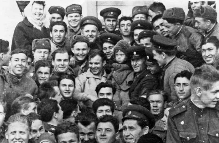 Иллюстрация к книге — Юрий Гагарин. Первый человек в космосе. Как это было [i_067.jpg]