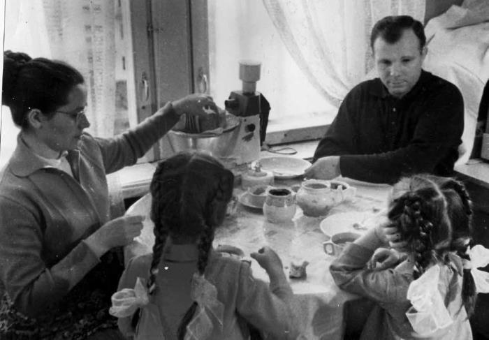 Иллюстрация к книге — Юрий Гагарин. Первый человек в космосе. Как это было [i_073.jpg]