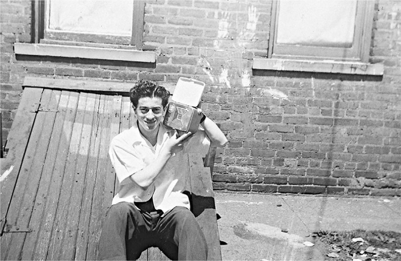 Иллюстрация к книге — Непокоренный. От чудом уцелевшего в Освенциме до легенды Уолл-стрит: выдающаяся история Зигберта Вильцига [i_008.jpg]