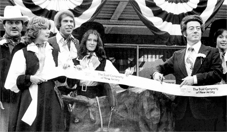 Иллюстрация к книге — Непокоренный. От чудом уцелевшего в Освенциме до легенды Уолл-стрит: выдающаяся история Зигберта Вильцига [i_011.jpg]