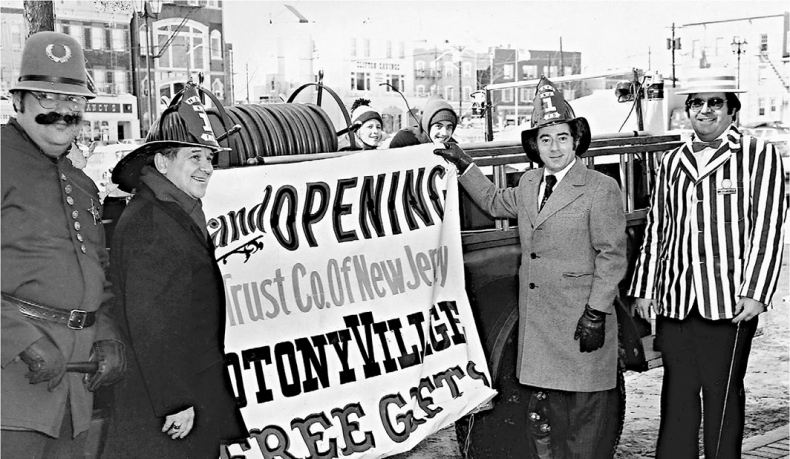 Иллюстрация к книге — Непокоренный. От чудом уцелевшего в Освенциме до легенды Уолл-стрит: выдающаяся история Зигберта Вильцига [i_012.jpg]