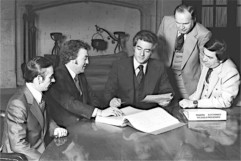 Иллюстрация к книге — Непокоренный. От чудом уцелевшего в Освенциме до легенды Уолл-стрит: выдающаяся история Зигберта Вильцига [i_014.jpg]