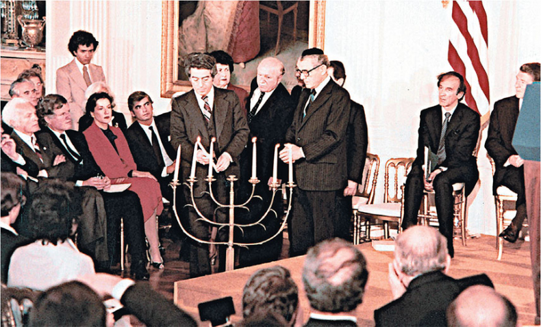 Иллюстрация к книге — Непокоренный. От чудом уцелевшего в Освенциме до легенды Уолл-стрит: выдающаяся история Зигберта Вильцига [i_020.jpg]