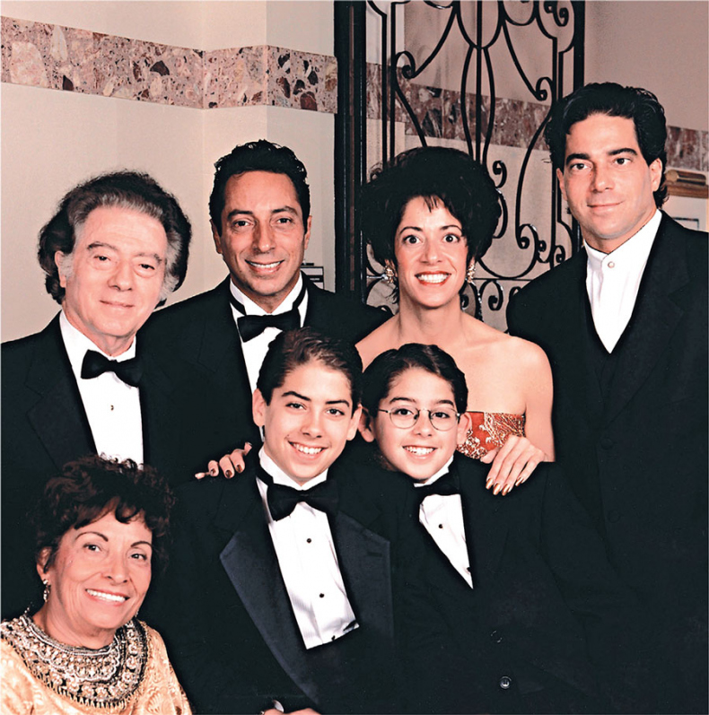 Иллюстрация к книге — Непокоренный. От чудом уцелевшего в Освенциме до легенды Уолл-стрит: выдающаяся история Зигберта Вильцига [i_027.jpg]