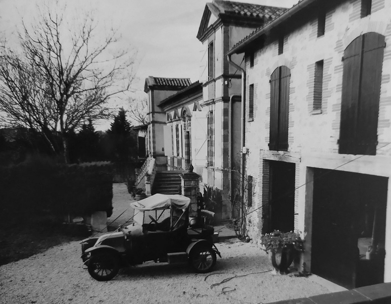 Иллюстрация к книге — Волшебное лето во Франции. Замки, фиалки и вишневый пирог [i_027.jpg]