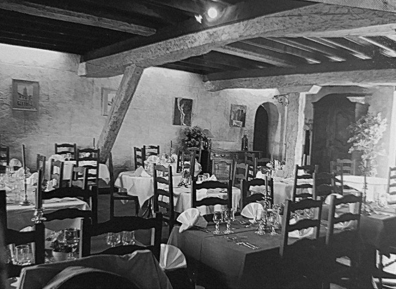 Иллюстрация к книге — Волшебное лето во Франции. Замки, фиалки и вишневый пирог [i_052.jpg]