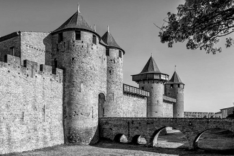 Иллюстрация к книге — Волшебное лето во Франции. Замки, фиалки и вишневый пирог [i_079.jpg]