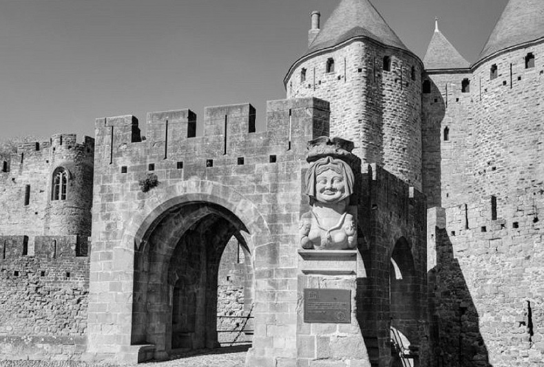 Иллюстрация к книге — Волшебное лето во Франции. Замки, фиалки и вишневый пирог [i_080.jpg]