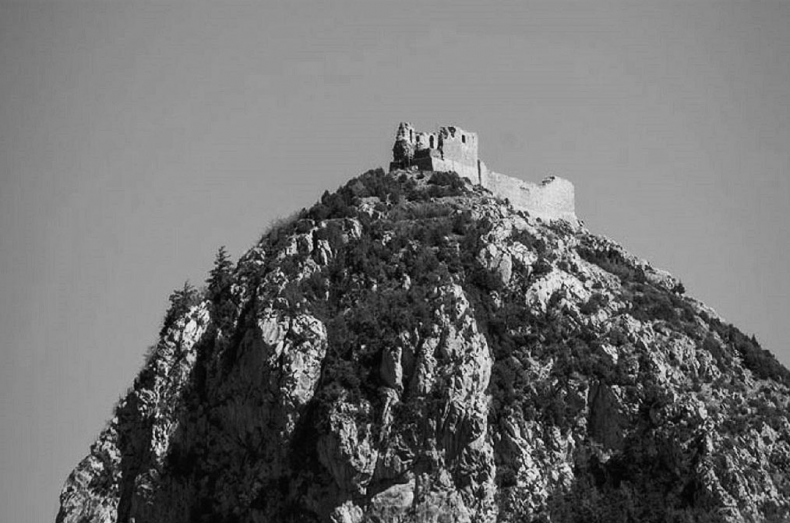 Иллюстрация к книге — Волшебное лето во Франции. Замки, фиалки и вишневый пирог [i_092.jpg]