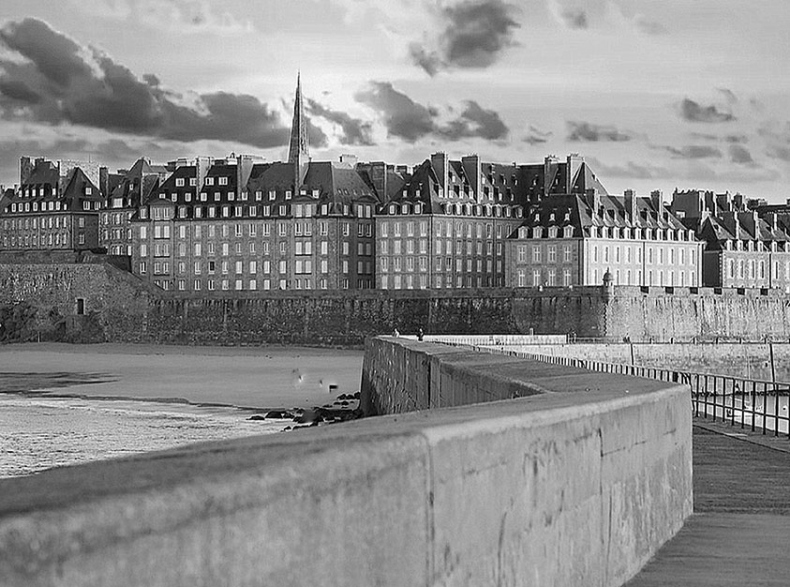 Иллюстрация к книге — Волшебное лето во Франции. Замки, фиалки и вишневый пирог [i_113.jpg]