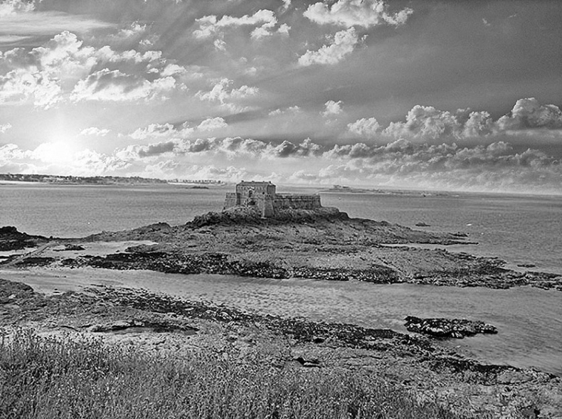 Иллюстрация к книге — Волшебное лето во Франции. Замки, фиалки и вишневый пирог [i_114.jpg]