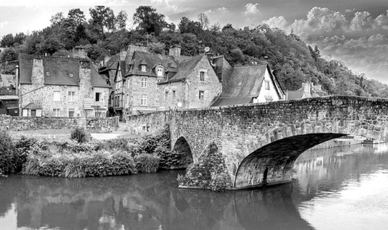 Иллюстрация к книге — Волшебное лето во Франции. Замки, фиалки и вишневый пирог [i_117.jpg]