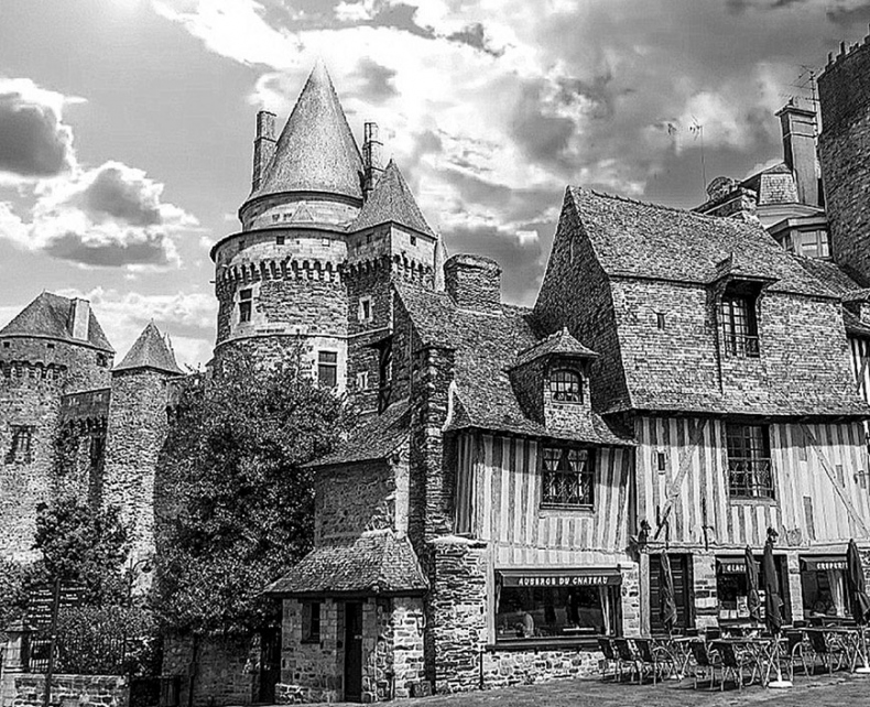 Иллюстрация к книге — Волшебное лето во Франции. Замки, фиалки и вишневый пирог [i_120.jpg]