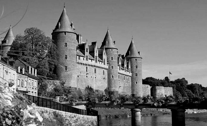 Иллюстрация к книге — Волшебное лето во Франции. Замки, фиалки и вишневый пирог [i_153.jpg]