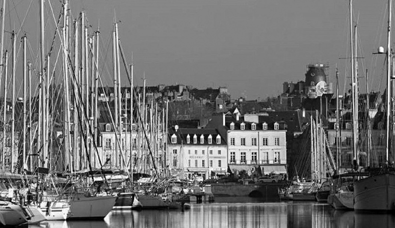 Иллюстрация к книге — Волшебное лето во Франции. Замки, фиалки и вишневый пирог [i_158.jpg]