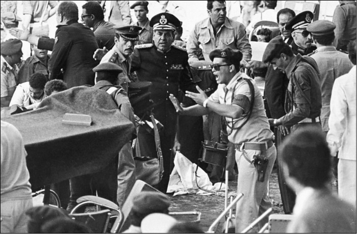 Иллюстрация к книге — 100 великих тайн дипломатии [_stranica_512_izobrazhenie_0001.jpg]