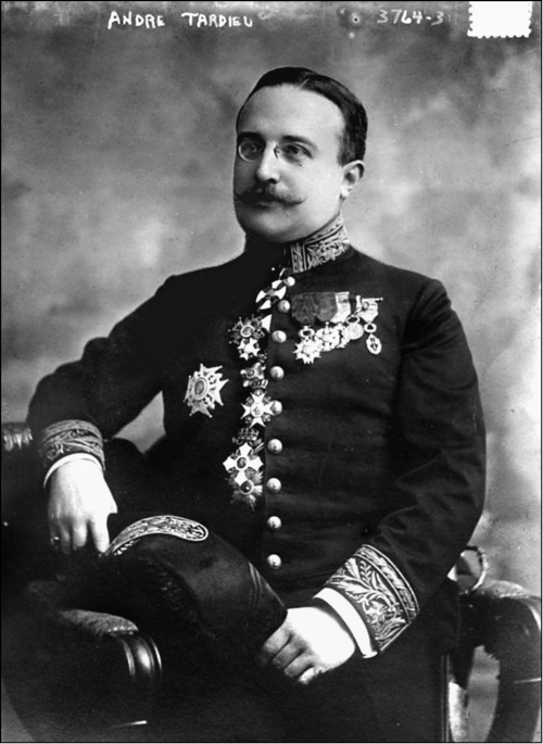 Иллюстрация к книге — 100 великих тайн дипломатии [i_053.jpg]