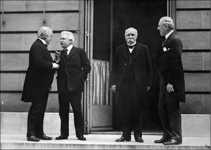 Иллюстрация к книге — 100 великих тайн дипломатии [i_054.jpg]