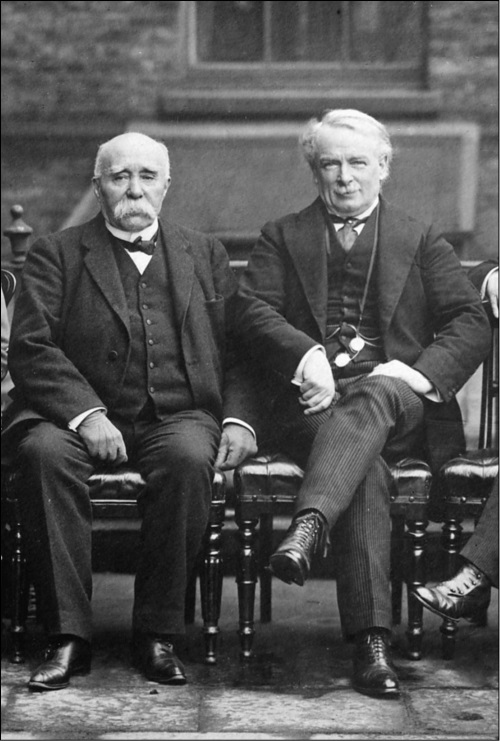 Иллюстрация к книге — 100 великих тайн дипломатии [i_055.jpg]