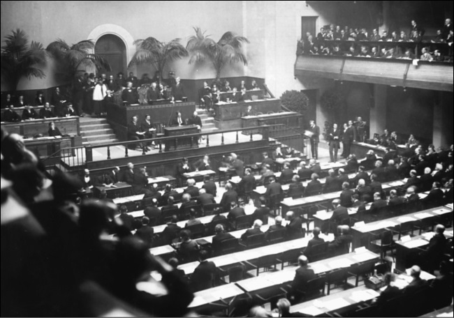 Иллюстрация к книге — 100 великих тайн дипломатии [i_056.jpg]