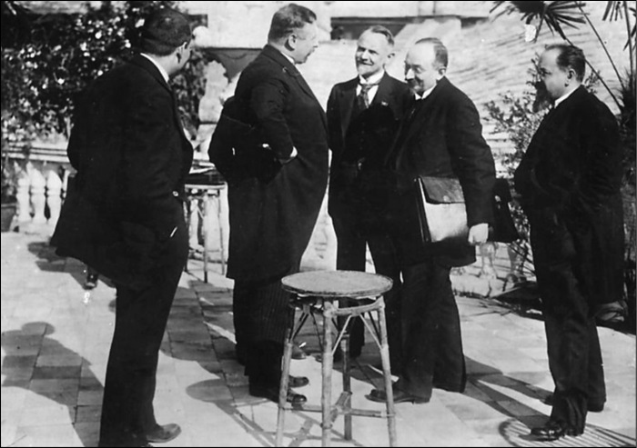 Иллюстрация к книге — 100 великих тайн дипломатии [i_063.jpg]