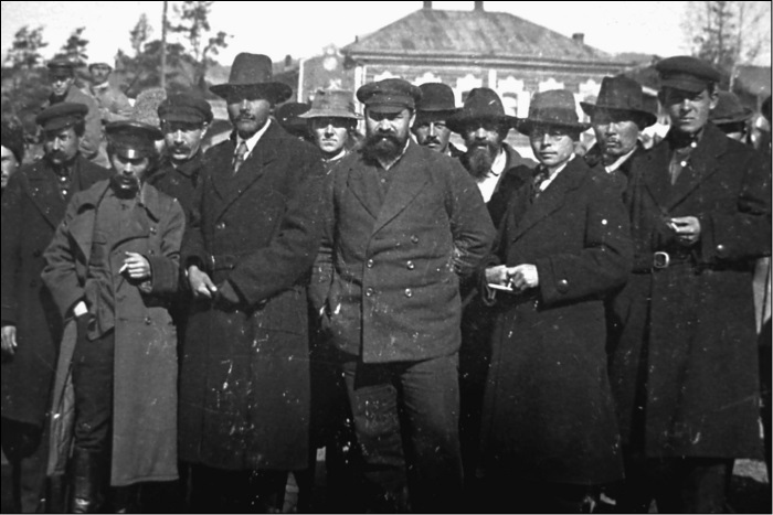 Иллюстрация к книге — 100 великих тайн дипломатии [i_064.jpg]