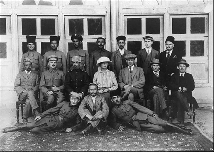 Иллюстрация к книге — 100 великих тайн дипломатии [i_066.jpg]