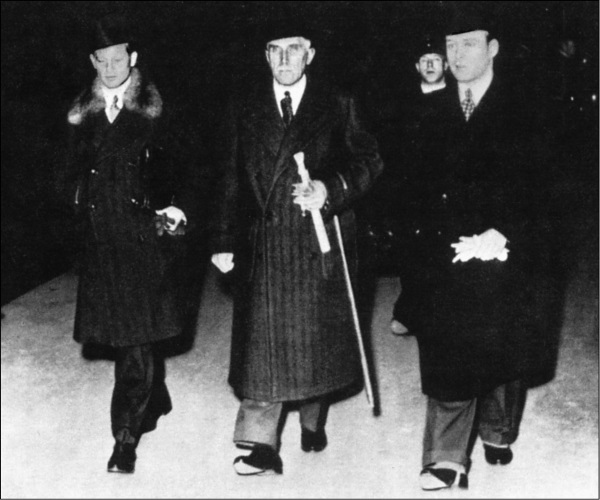 Иллюстрация к книге — 100 великих тайн дипломатии [i_074.jpg]