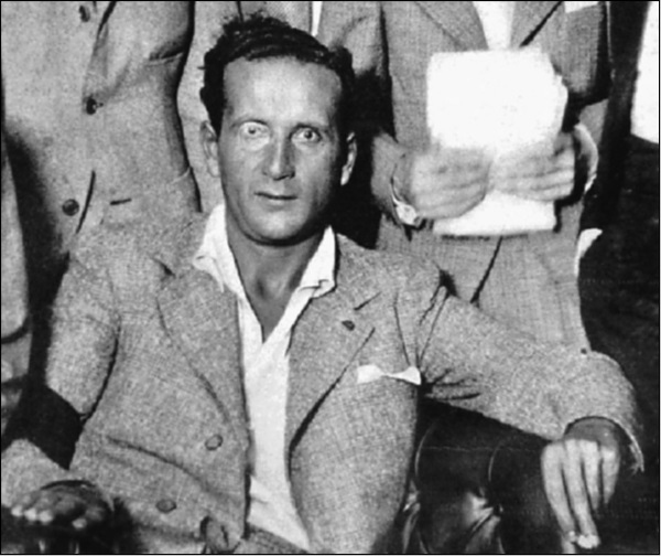 Иллюстрация к книге — 100 великих тайн дипломатии [i_084.jpg]