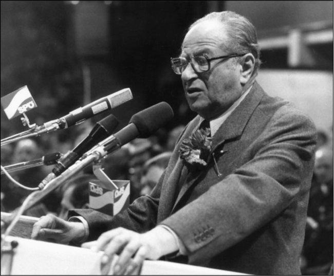 Иллюстрация к книге — 100 великих тайн дипломатии [i_091.jpg]