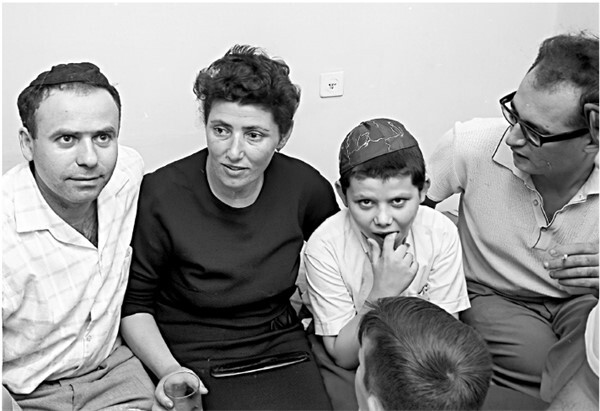 Uydagi bir kishi xotinini sevgilisi bilan tutib oldi.