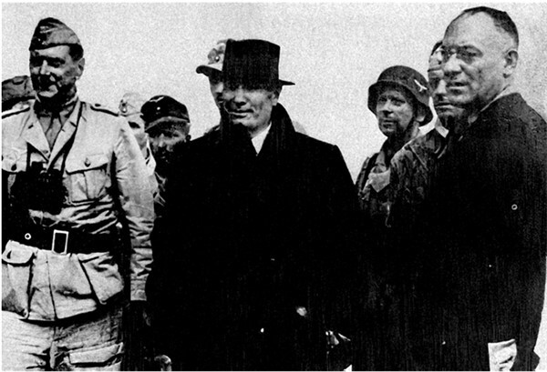 oyoqlari yoyilgan va külotsiz yalangoch ayollar