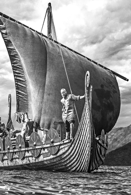 Иллюстрация к книге — Эпоха викингов. Мир богов и мир людей в мифах северных германцев [i_002.jpg]